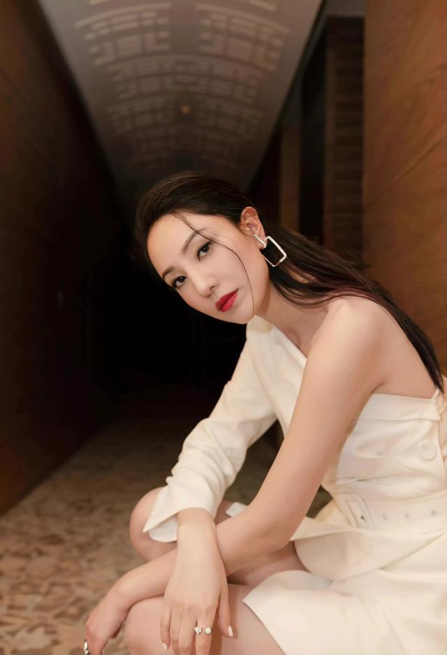 郑希怡绝美写真集，展现最佳瞬间的风采